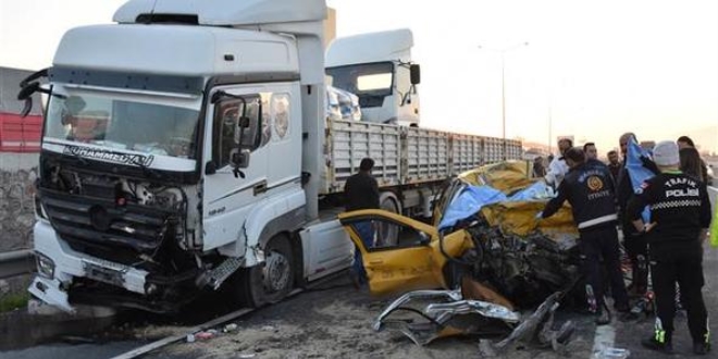 Karşı şeride geçti TIR'a çarptı: 2 ölü