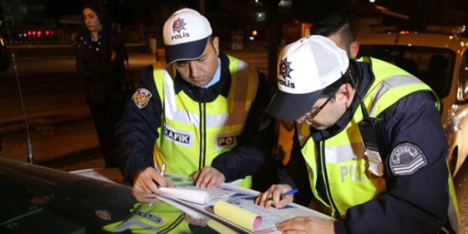 Kaza yerindeki polislere midib�s �arpt�: 3 polis yaral�
