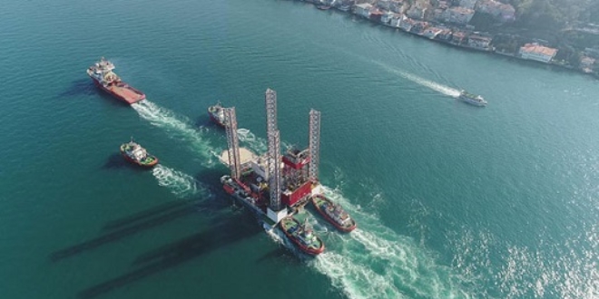 Dev petrol platformu �stanbul Bo�az�'ndan ge�emedi