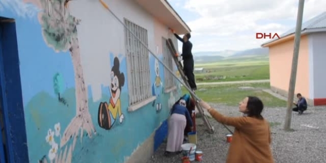 Silopi'nin fedakar öğretmenleri tatile gitmeyip, okulu boyadı