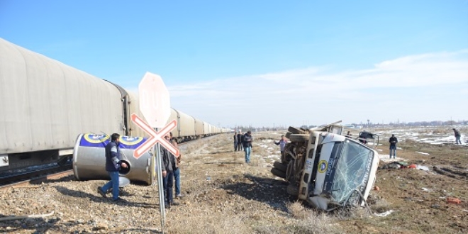 Konya'da yk treni ile kamyonet arpt: 1 l