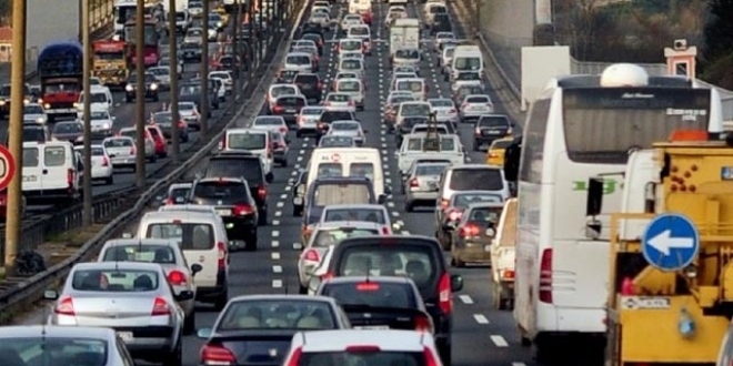 Vatan Caddesi'nde yanan PTT arac trafii durdurdu