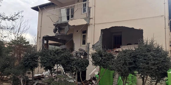 'Kepçeyle müftülük binasını yıktı'