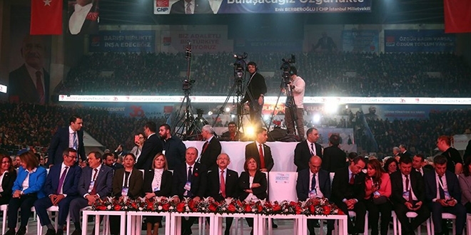 CHP'de genel başkanlık için oylama başladı