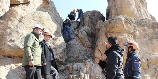 Dağcılar tecrübelerini AFAD görevlilerine aktarıyor