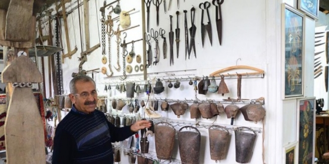 Emekli öğretmen evini müzeye çevirdi