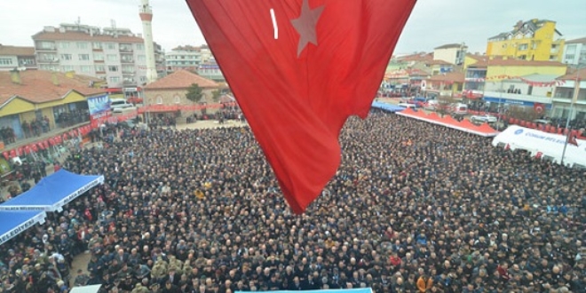 Şehit nişanlısını asker selamıyla uğurladı