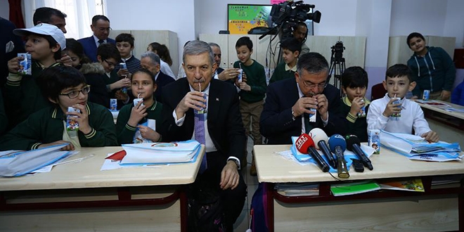 Bakanlar Yılmaz ve Demircan öğrencilere süt dağıttı