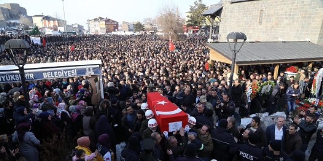 Şehit teğmeni binlerce kişi uğurladı