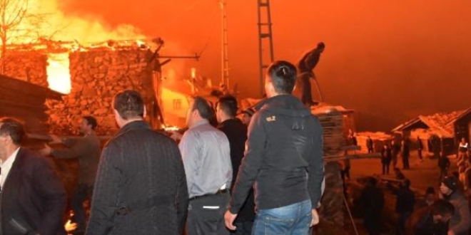 Kastamonu'da 8 ev küle döndü: 1 ölü