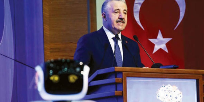 Robot, Bakan Arslan'dan özür diledi!
