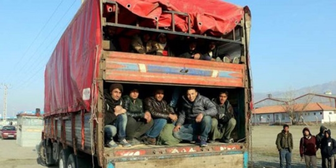 Kamyon kasas�ndan 177 ka�ak ��kt�