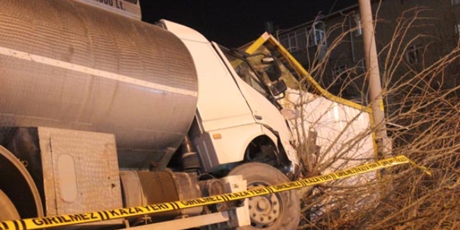 Freni bo�alan su tankeri bek�i kul�besine girdi