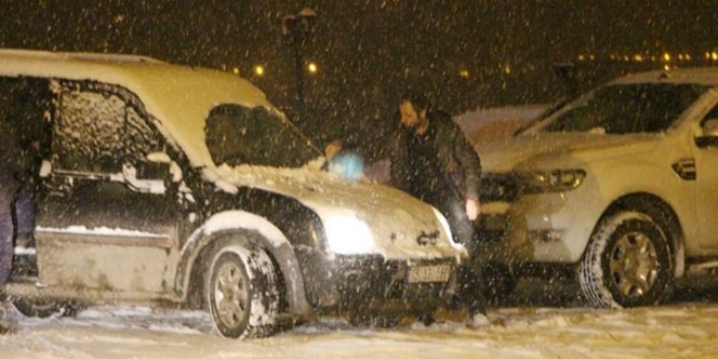 Kar yağışı bastırdı: Kent beyaza büründü