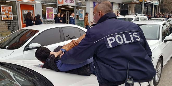 Plakasız motosiklet sahibi polisle kavga etti