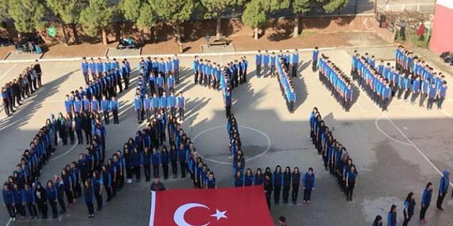 Lise öğrencileri bedenleriyle 'Zeytin Dalı' yazdı
