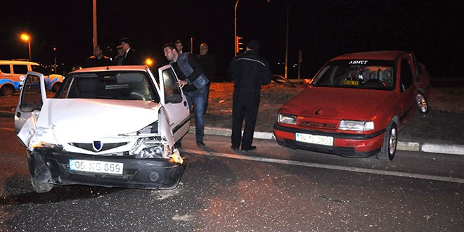 Sivas'ta iki otomobil çarpıştı: 7 yaralı