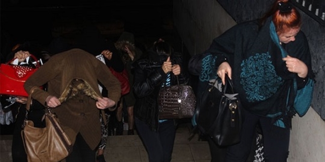 �stanbul'da 47 adrese e� zamanl� fuhu� operasyonu: 40 g�zalt�