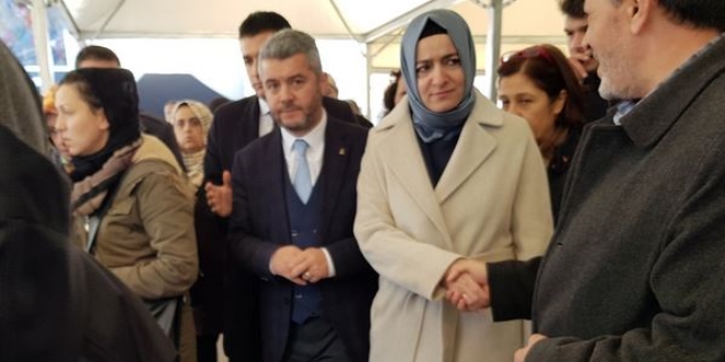 Bakan Sayan'dan �ehit �ste�men'in e�ine taziye ziyareti