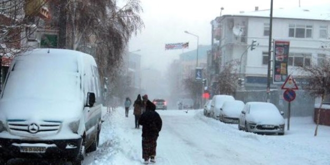 Kars ve Ardahan'da youn kar ya etkili oluyor
