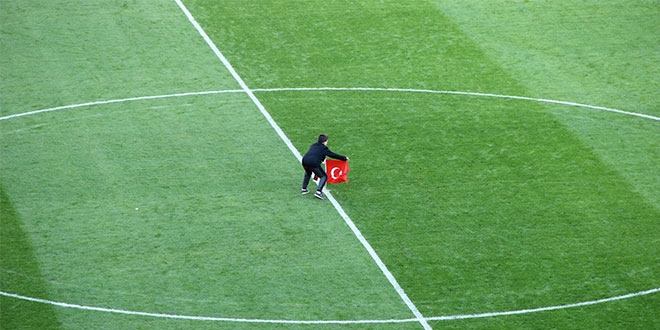 Minik taraftar santraya Türk bayrağı dikti!