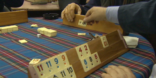 Molada okey oynarken yakalanan i��i, i�ten at�ld�