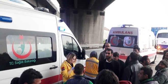 Kocaeli'de servis minibüsü tırla çarpıştı: 9 yaralı
