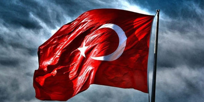 Türk bayrağına çirkin saldırı