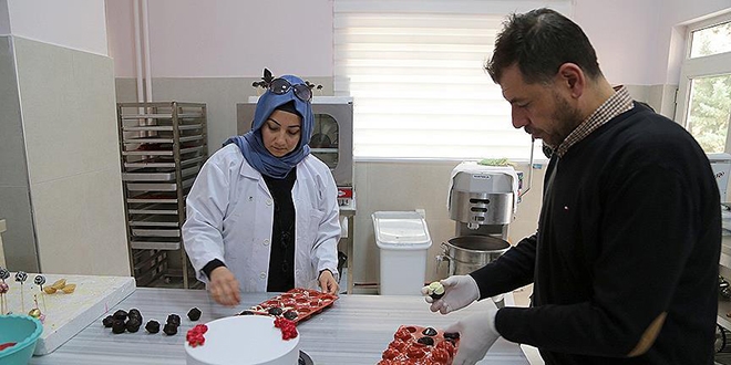 Bankada yöneticiliği bırakıp pastacı oldu