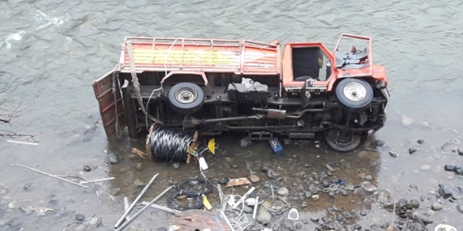 Giresun'da kamyonet dereye devrildi: 1 ölü, 2 yaralı