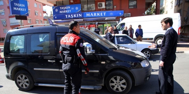 Yol ortasında elinde silahla baygın halde bulundu