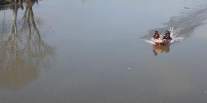 Kaaklar tayan bot Meri Nehri'nde alabora oldu: 3 l