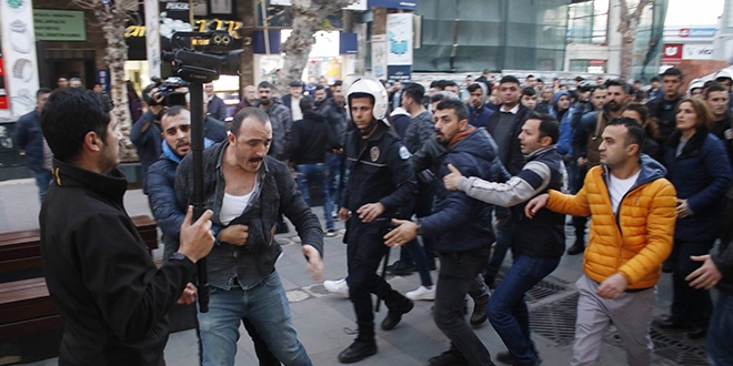 Antalya'da izinsiz g�steriye polis m�dahalesi