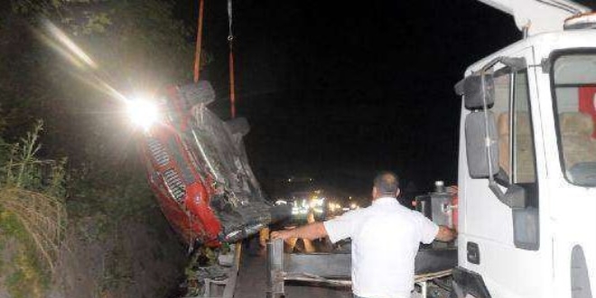 Trafik cezas�na k�zd�, otomobili u�uruma devirdi