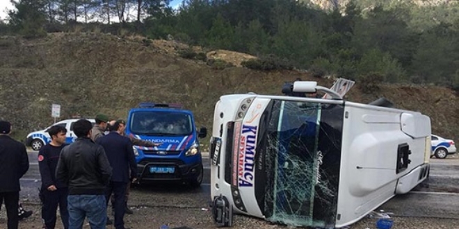 Antalya'da yolcu midibs devrildi: 9 yaral