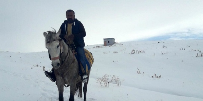 Van'da belediye ekipleri su arızasına at sırtında gitti