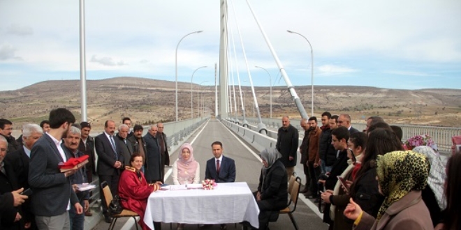 Gelin adayına 'köprüde' sürpriz nikah