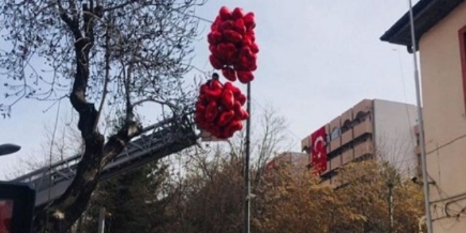 Sevgililer için hazırlanan balonları itfaiye kurtardı