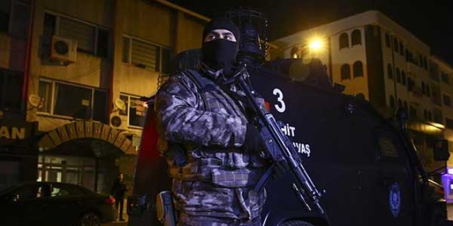 Diyarbakr'da 3 bin polisle operasyon: 77 gzalt