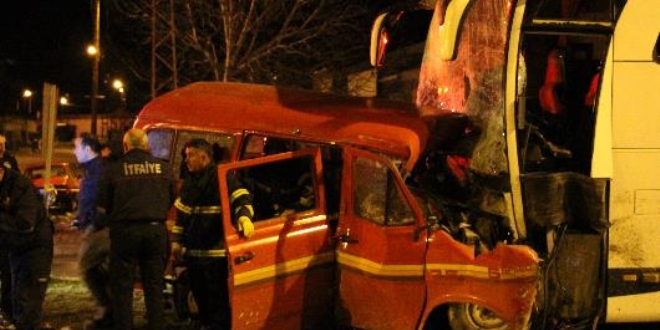 Amasya'da yolcu otobüsüyle minibüs çarpıştı: 1 ölü, 4 yaralı