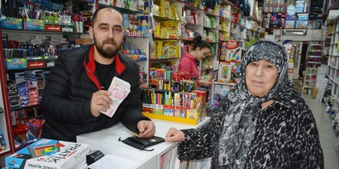 İş yerinin önünde bulduğu 17 bin lirayı sahibine ulaştırdı