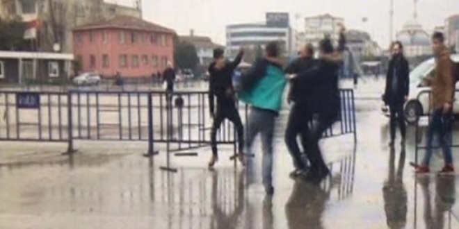 �stanbul Adalet Saray� �n�nde b��akl� kavga