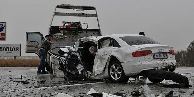 Akhisar'da trafik kazası: 2 ölü