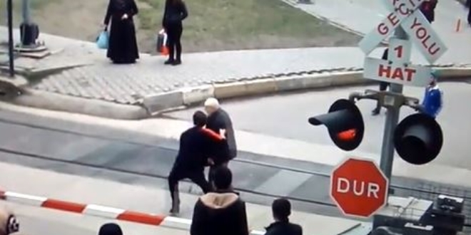 Yaşlı dede trene meydan okudu! Ölümden döndü