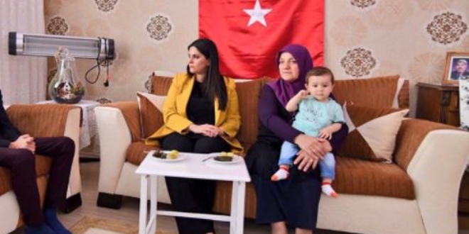 Bakan Sarıeroğlu, gaziyi ve şehit ailesini ziyaret etti