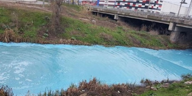 Kocaeli'de atık dökülen derenin rengi turkuaz oldu