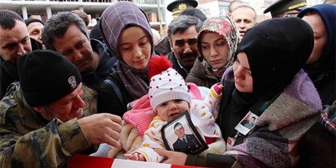 Şehidin 6 aylık kızı babasının tabutunu okşadı