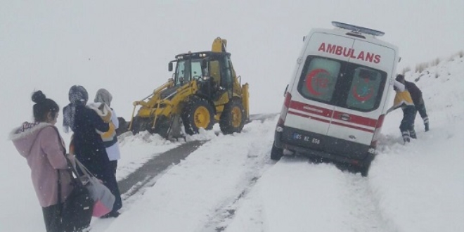 Van'da, karda mahsur kalan ambulanslar kurtarıldı