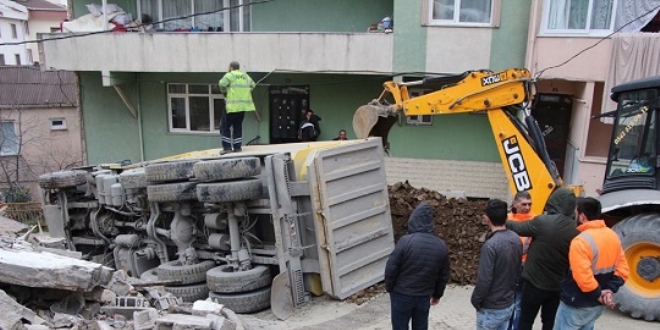 Kağıthane'de hafriyat kamyonu devrildi