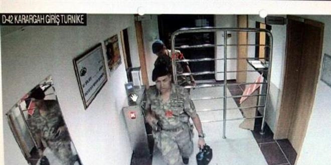 Aksakallı'nın, Ömer Halisdemir'i alnından öptüğü an